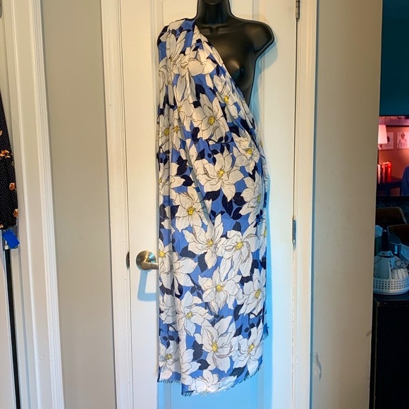 2/$12 NWT Ann Taylor Scarf - Picture 4 of 4